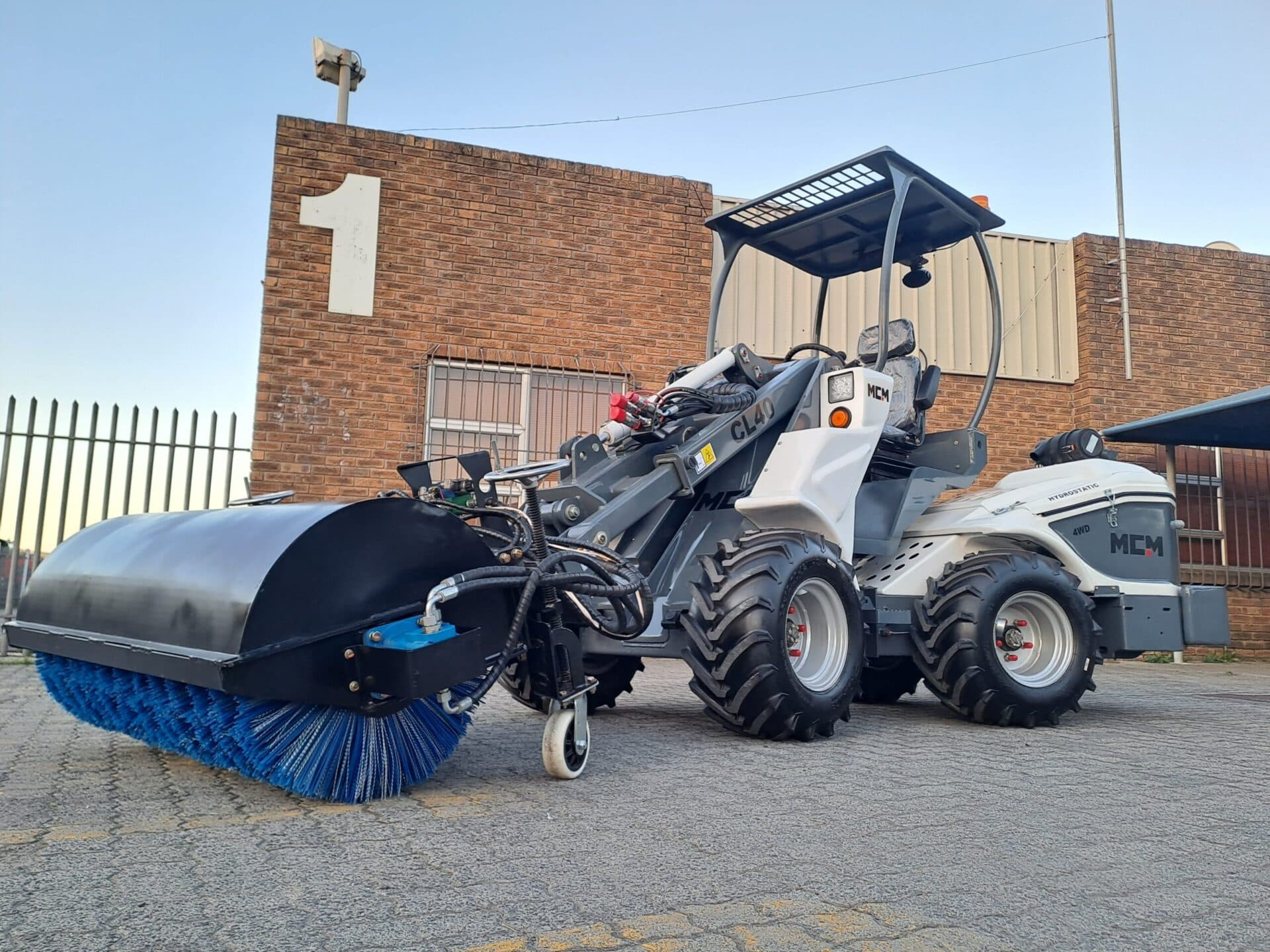 MCM CL40 Compact Loader