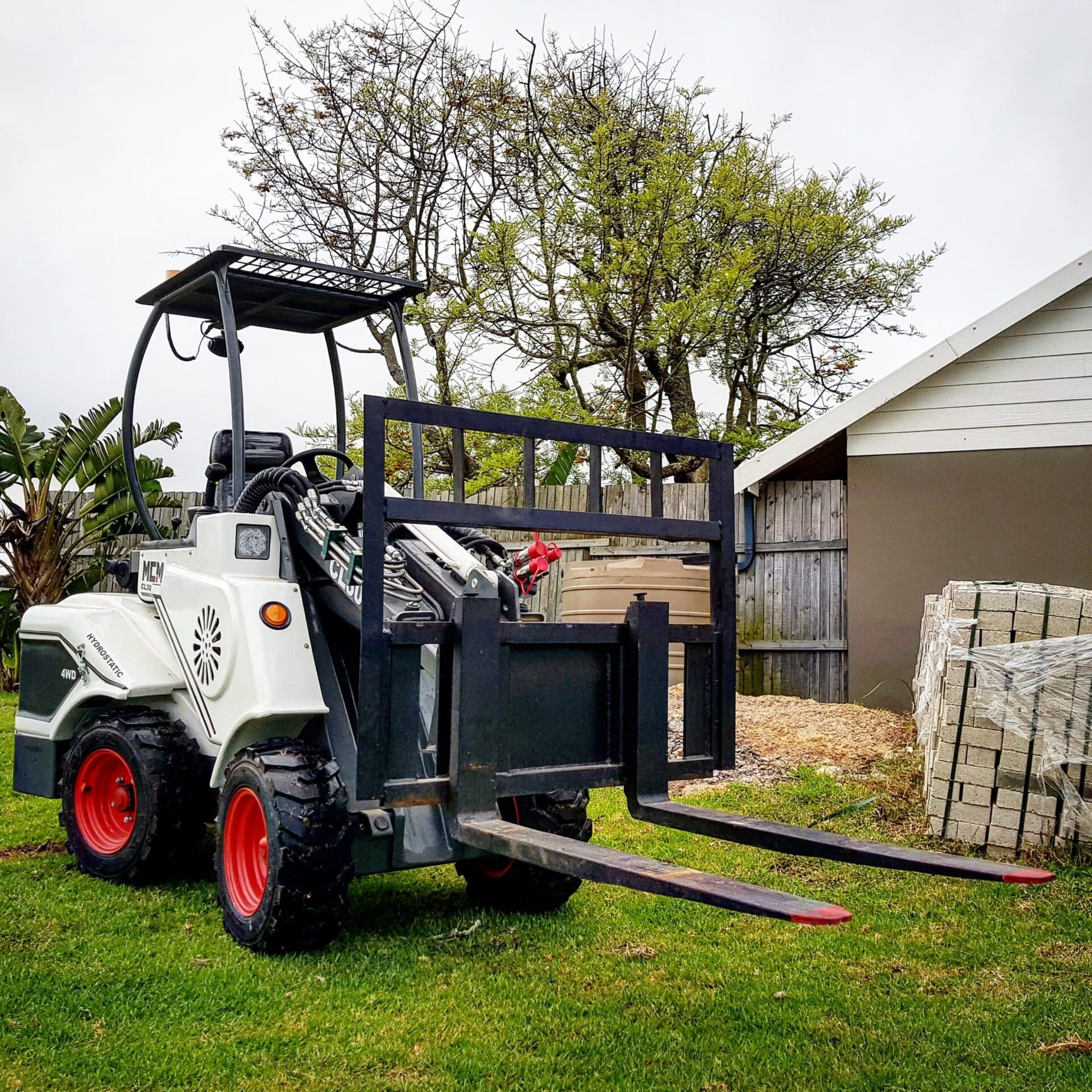 MCM CL30 Compact Loader