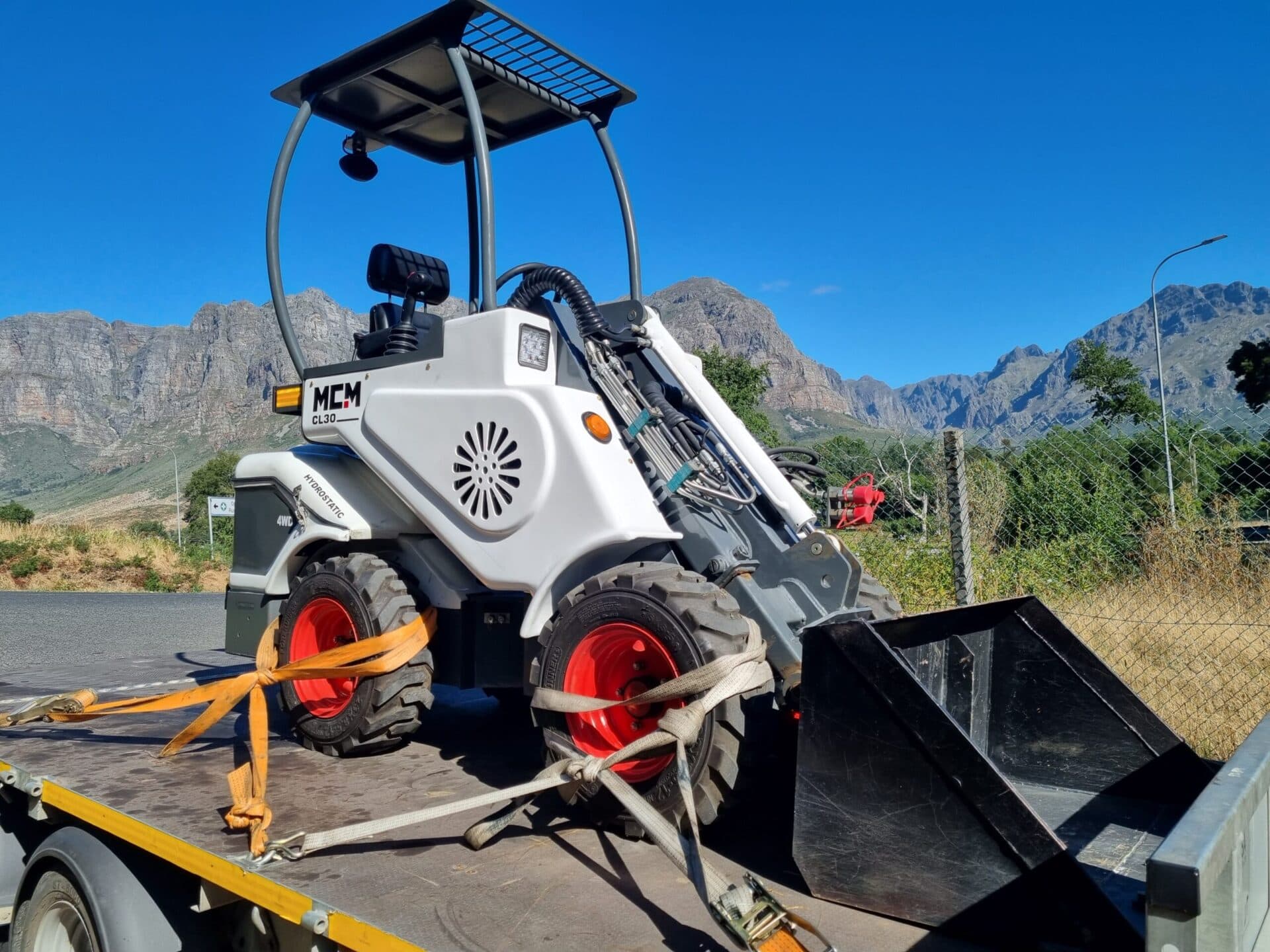 MCM CL30 Compact Loader