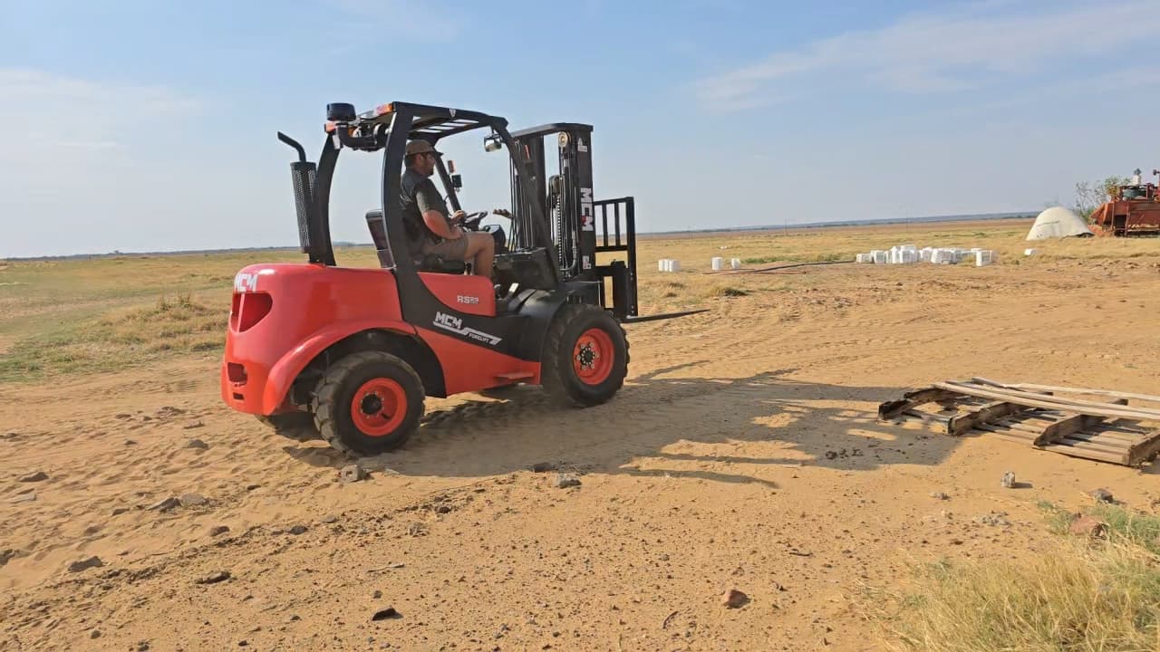 MCM RS25 Semi-Rough Terrain Forklift