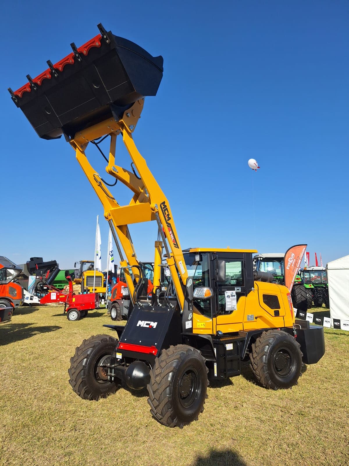 MCM 916L Front End Loader