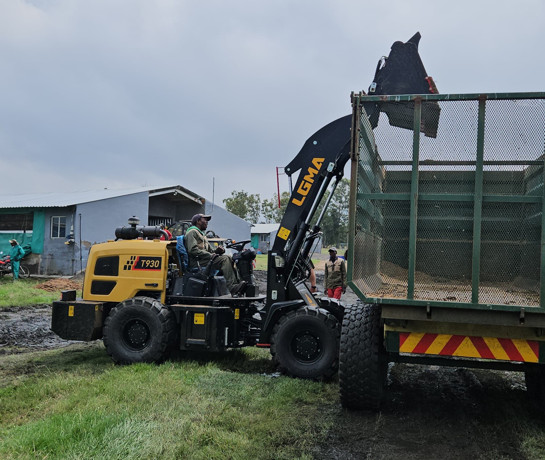 T930 Chicken Poultry Farm House Cleaning Loader