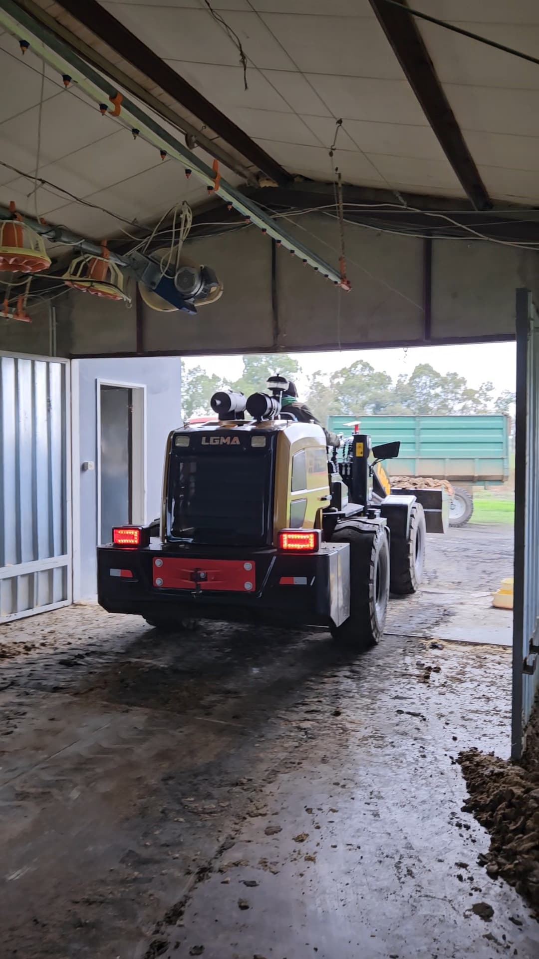 T930 Chicken Poultry Farm House Cleaning Loader