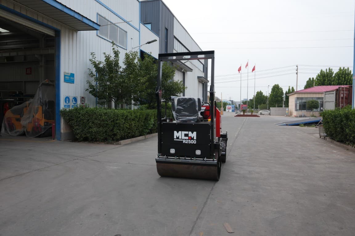 MCM R2500 Ride-On Road Roller - MCM R2500 road roller