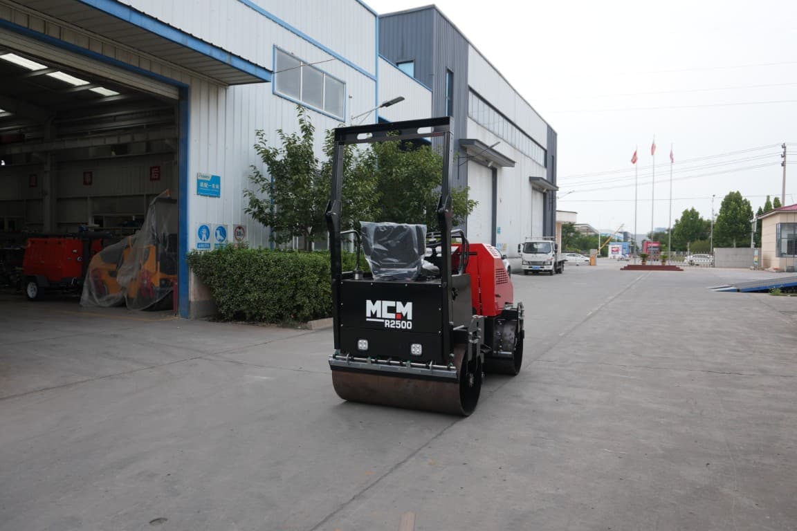 MCM R2500 Ride-On Road Roller - MCM R2500 road roller