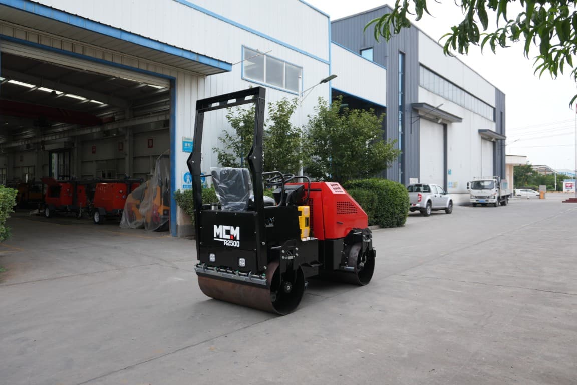 MCM R2500 Ride-On Road Roller - MCM R2500 road roller