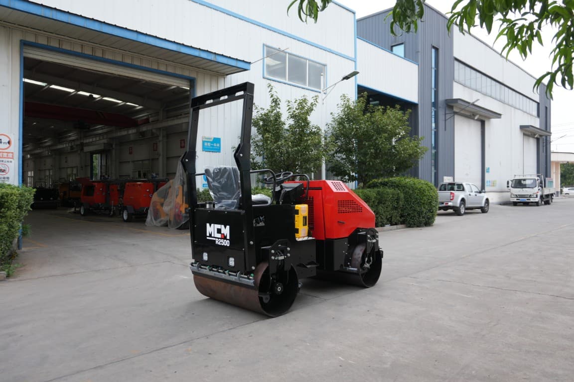 MCM R2500 Ride-On Road Roller - MCM R2500 road roller