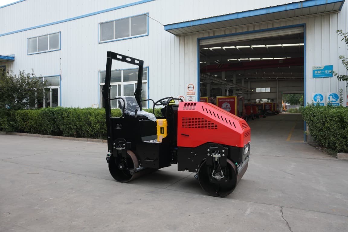 MCM R2500 Ride-On Road Roller - MCM R2500 road roller