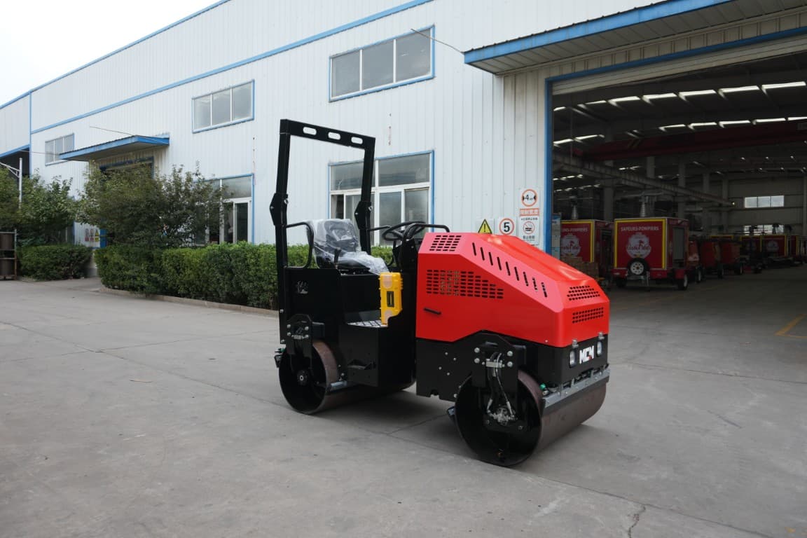 MCM R2500 Ride-On Road Roller - MCM R2500 road roller