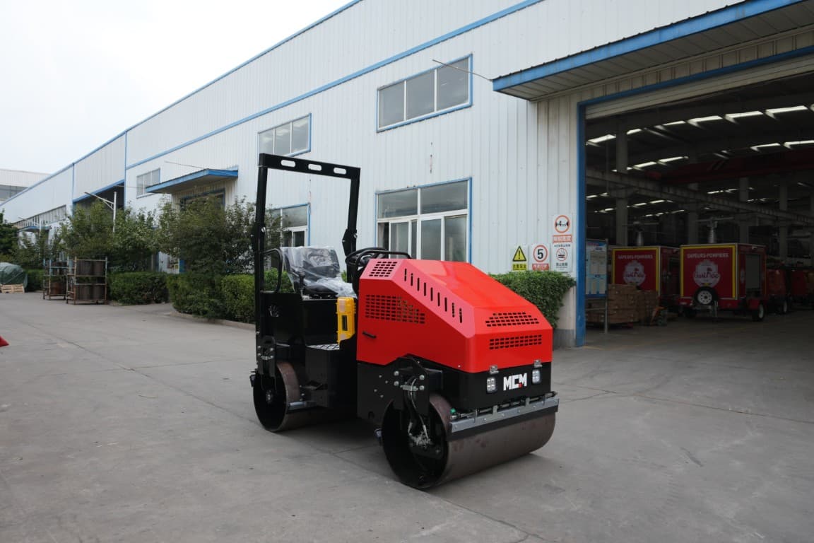 MCM R2500 Ride-On Road Roller - MCM R2500 road roller