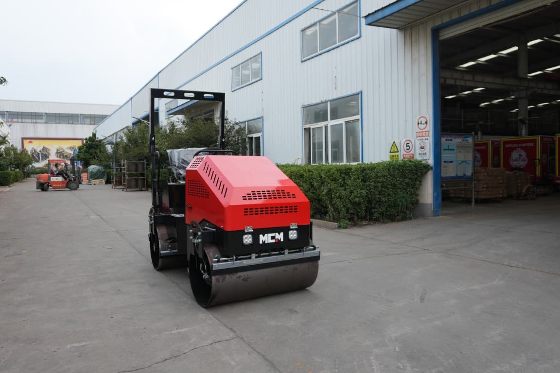 MCM R2500 Ride-On Road Roller - MCM R2500 road roller