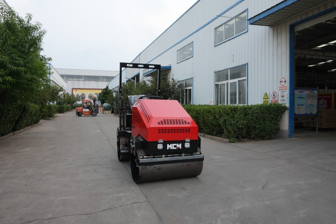 MCM R2500 Ride-On Road Roller - MCM R2500 road roller
