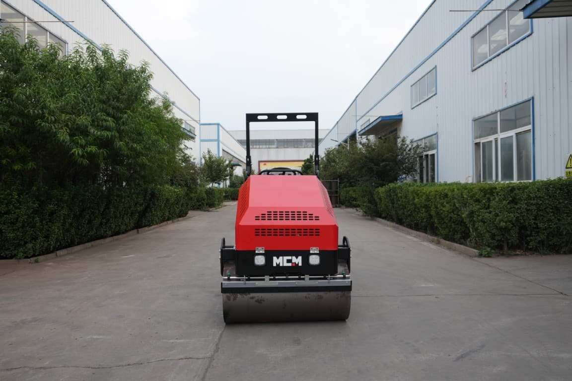 MCM R2500 Ride-On Road Roller - MCM R2500 road roller