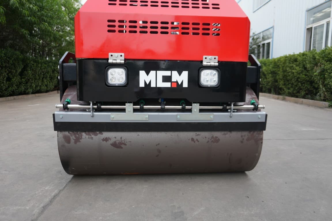 MCM R2500 Ride-On Road Roller - MCM R2500 road roller