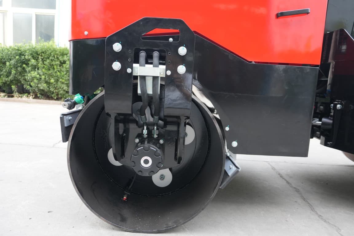MCM R2500 Ride-On Road Roller - MCM R2500 road roller