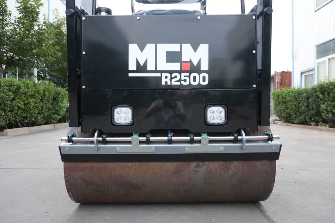 MCM R2500 Ride-On Road Roller - MCM R2500 road roller
