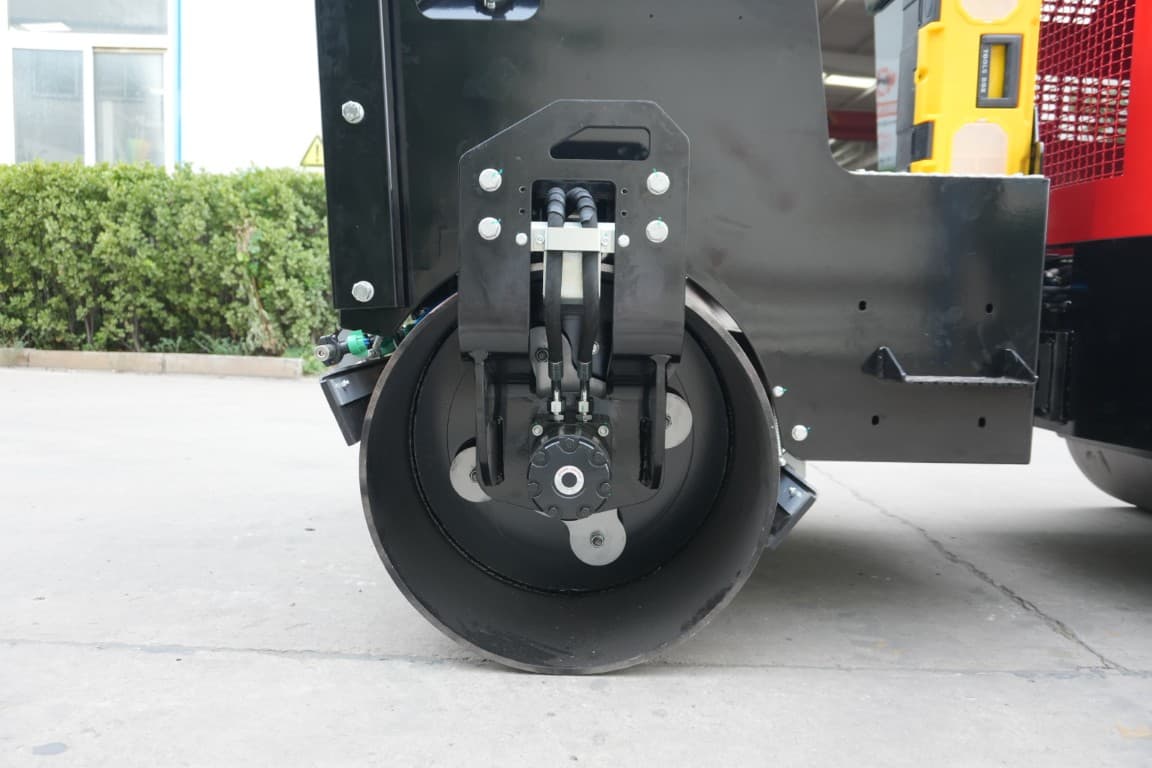 MCM R2500 Ride-On Road Roller - MCM R2500 road roller