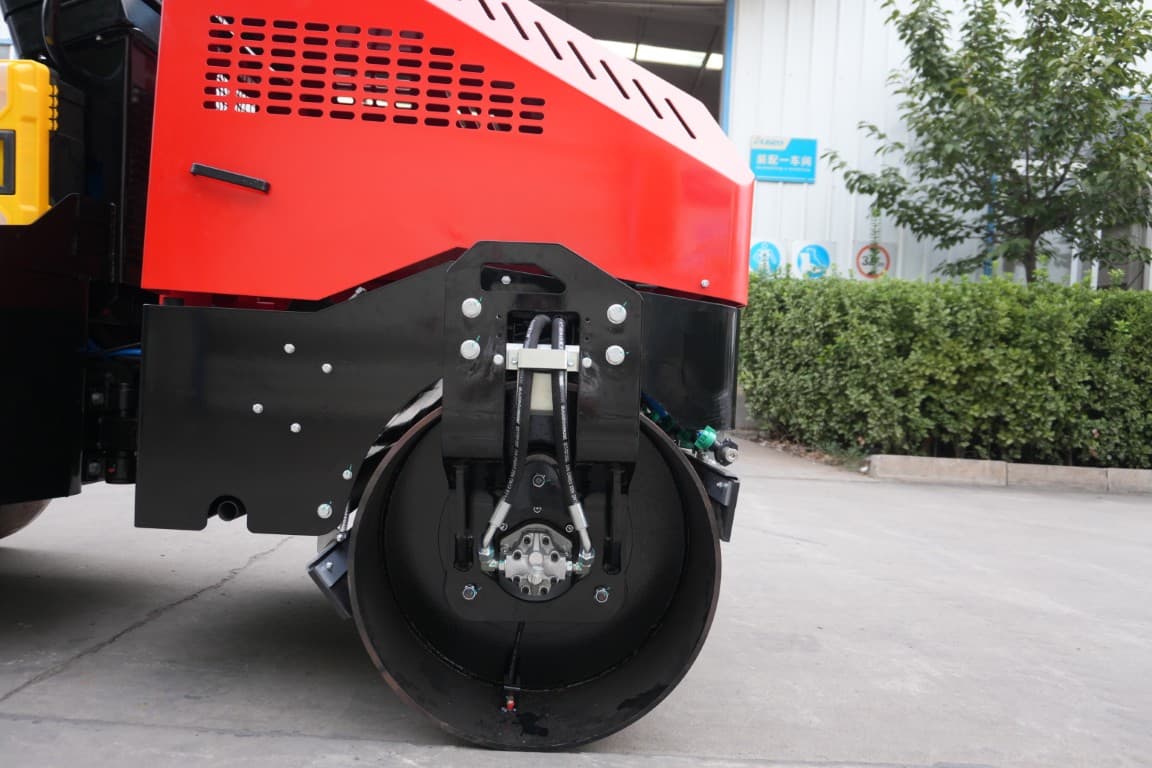MCM R2500 Ride-On Road Roller - MCM R2500 road roller