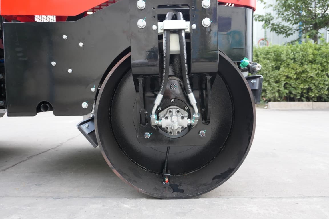 MCM R2500 Ride-On Road Roller - MCM R2500 road roller