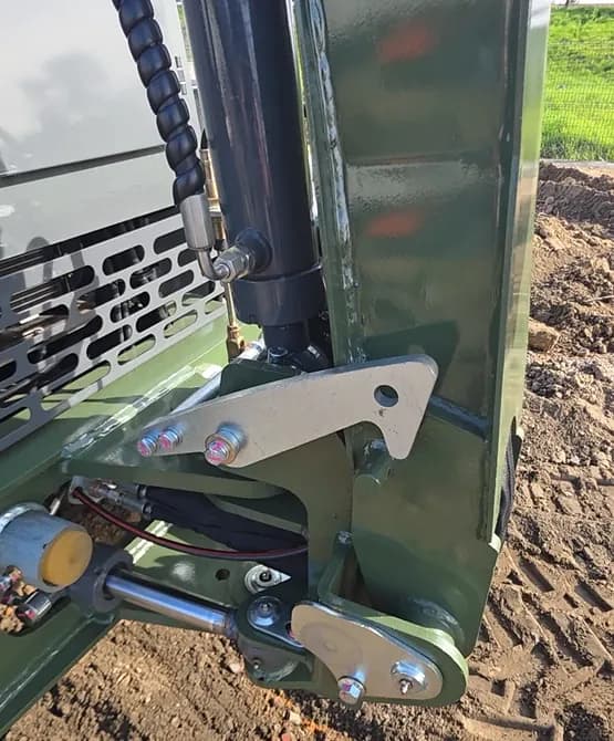 MCM 18X TLB loader arm and quick hitch detail
