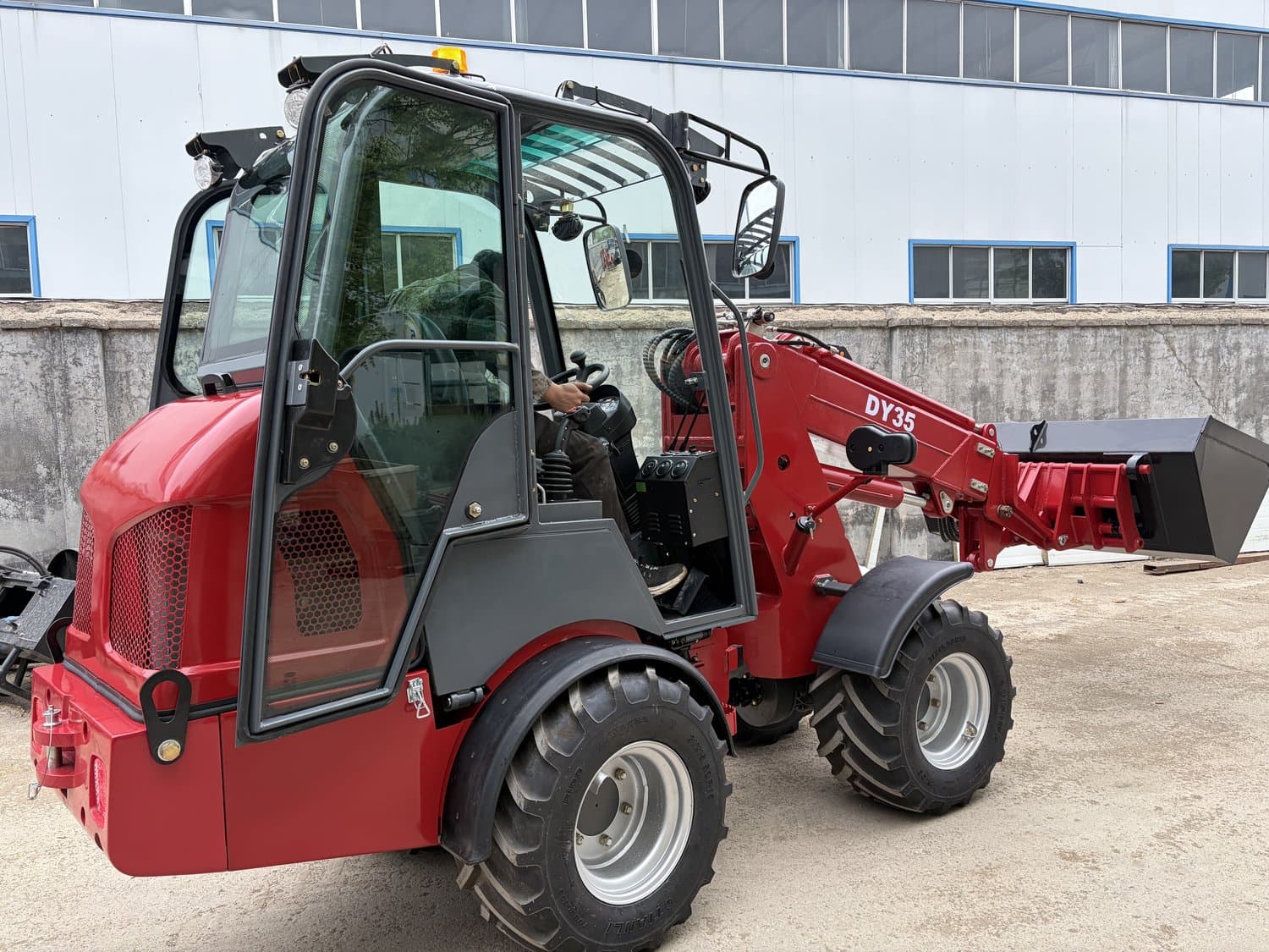 MCM DY35T telescopic wheel loader with general-purpose bucket