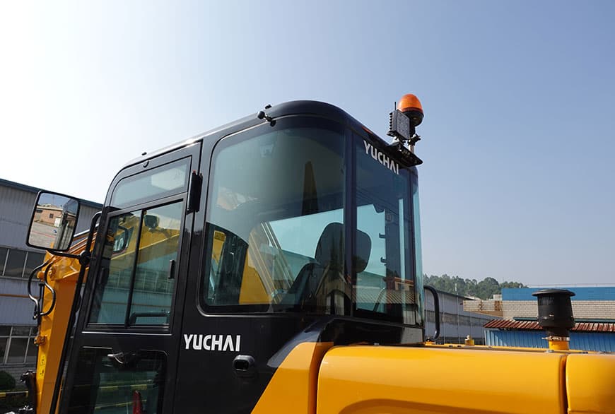 Yuchai YC80 excavator enclosed cab with beacon light